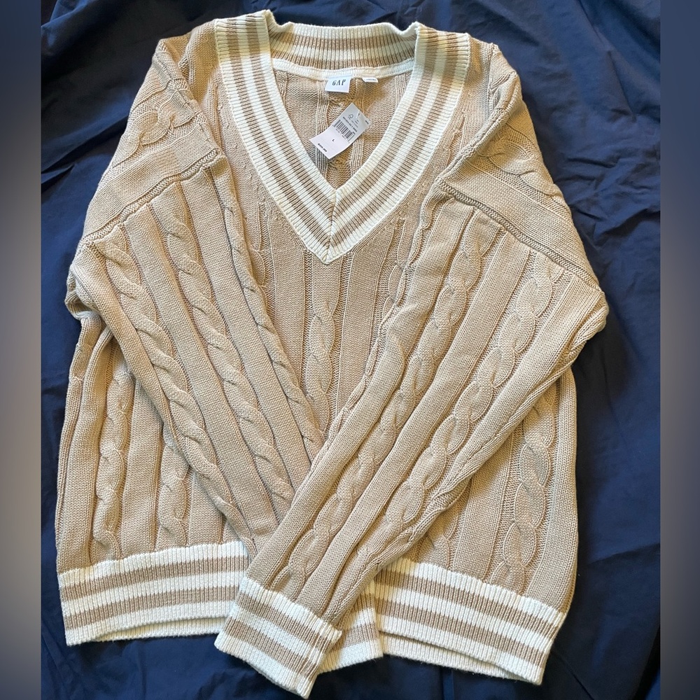 NWT GAP cable-knit V-neck sweater in sand khaki, Size L